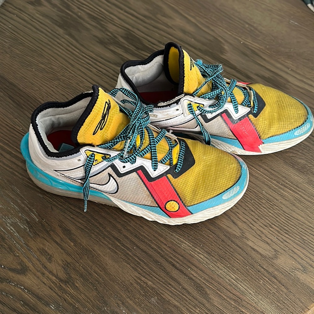 Nike Lebron “Stevie” from Family Guy basketball sneakers. Size Men’s 9.